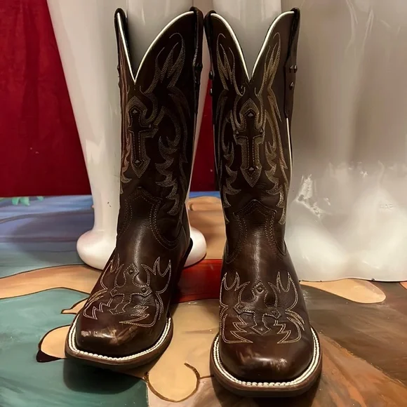 Ariat Yukon brown Legend Spirt boots, bradded cross design on toes. - Picture 4 of 14